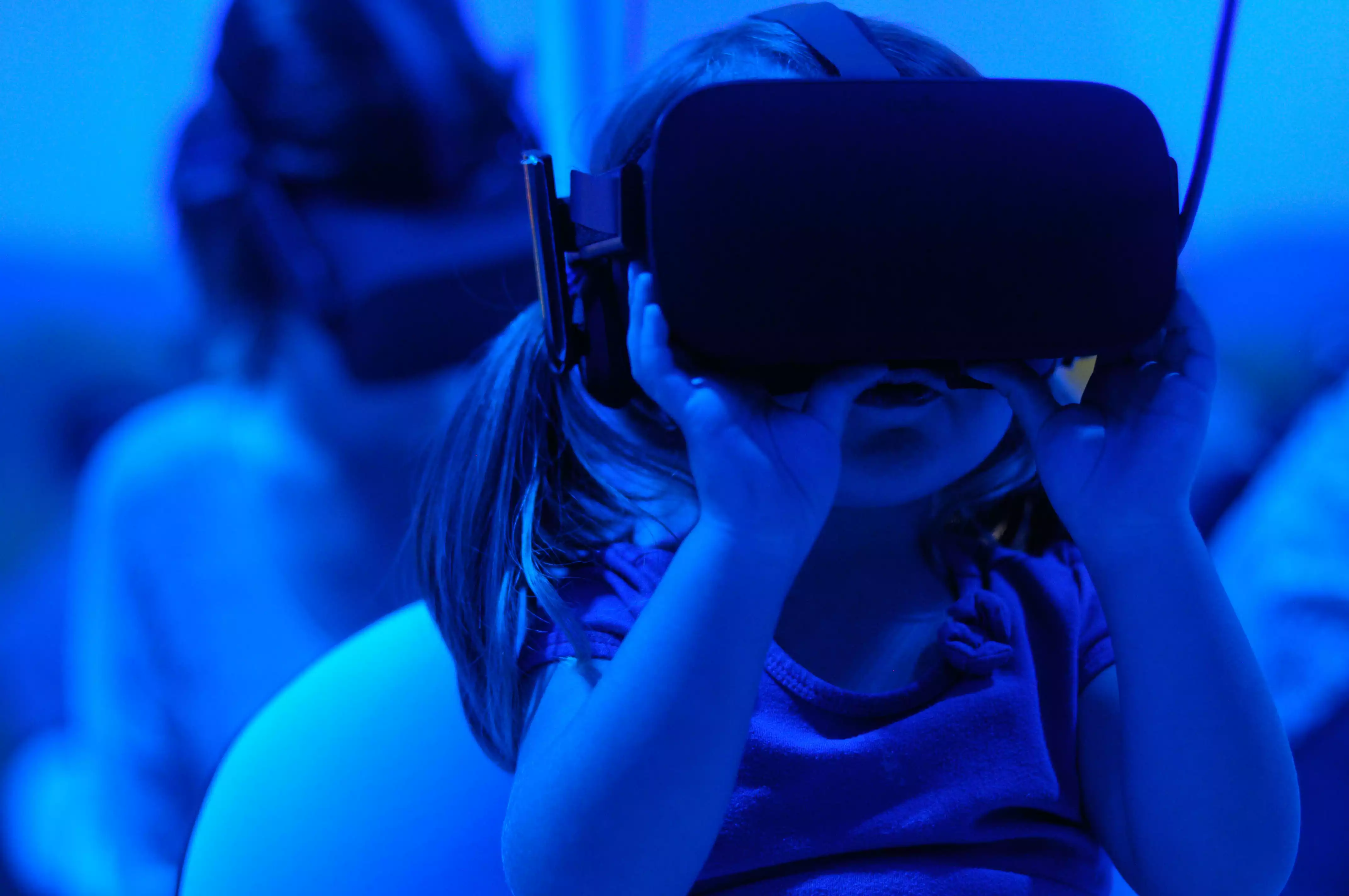 niños con cascos de realidad virtual